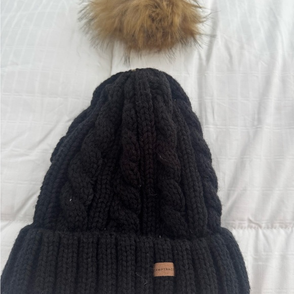 NEW Black Knit Beanie with detachable Faux Fur Pom - Picture 3 of 3